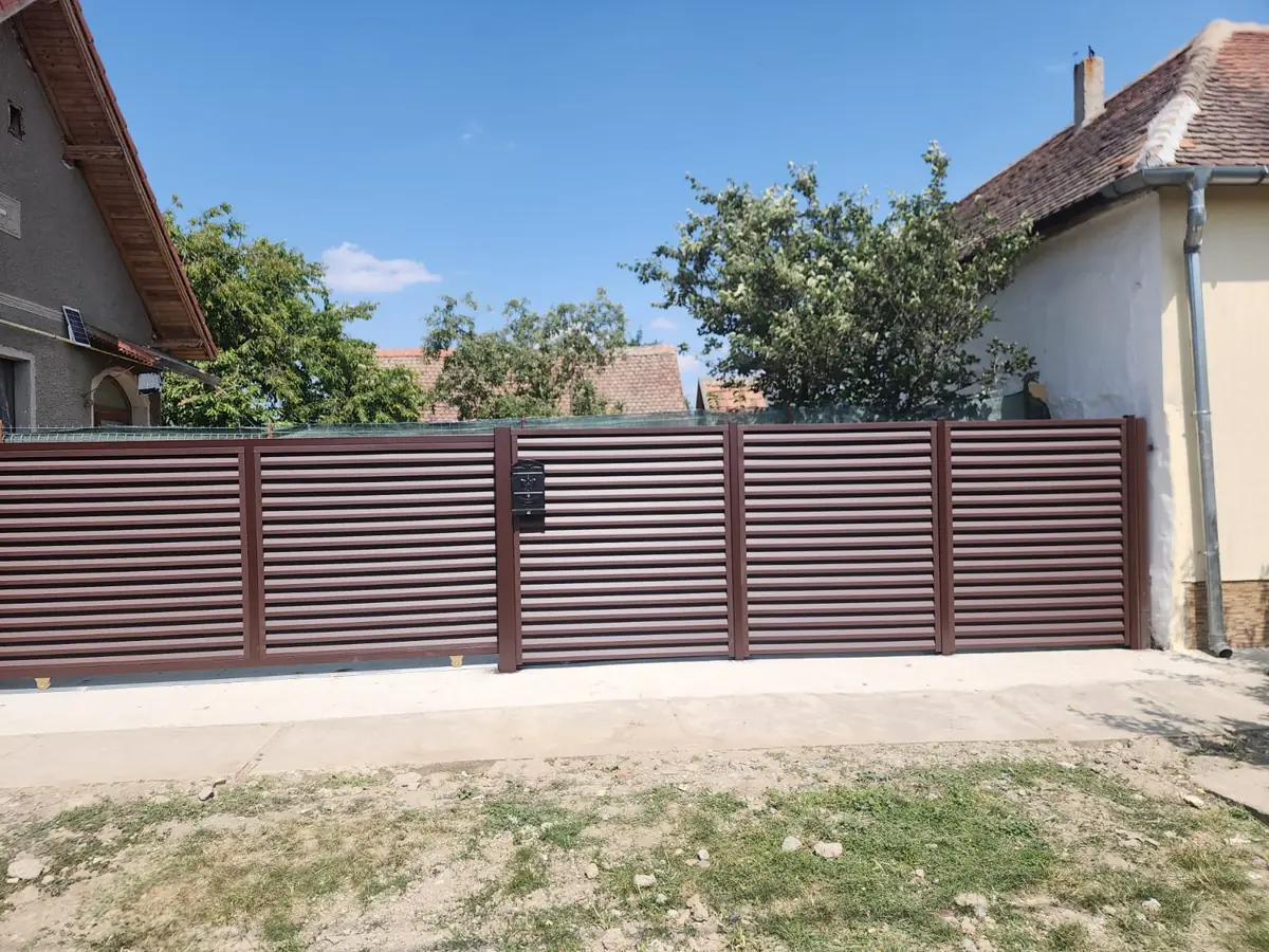 Poartă culisantă și portiță jaluzea maro