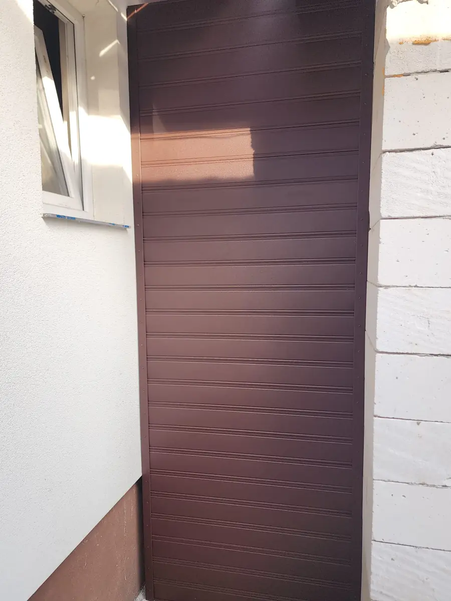 Detaliu execuție gard tablă plină